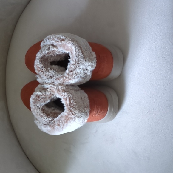 Skechers size 7 suede faux fur lining ankle boot very gently used - Picture 3 of 4